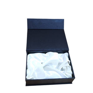 Boîte d'extension de cheveux élégante à couvercle à rabat magnétique personnalisé avec logo de luxe noir Jolie boîte à perruque doublée de satin - Product Image 2