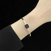Hoonni Bracelet en acier inoxydable Bracelet coquillage noir Bracelet plaqué or Bracelets Femmes