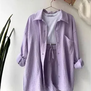 Bộ đồ công sở nữ chất liệu satin trơn, kiểu dáng thường ngày, gồm áo sơ mi nhăn, quần ống rộng ngắn, tay dài, có túi, cài khuy, dáng rộng - Product Image 4