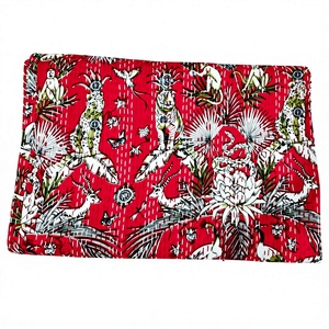 Couverture Kantha imprimée faite à la main, motif floral de tigre bohème rouge, décoration d'intérieur toute saison - Product Image 1