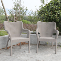 Chaise empilable moderne pour restaurant en plein air avec accoudoirs et quatre pieds en tube de fer à l'intérieur