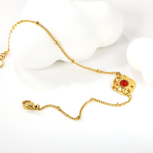 สร้อยข้อมือรูปดอกไม้สไตล์ยุโรปอเมริกัน ประดับด้วยหินสีแดง ชุบทองบนสแตนเลสสตีล เครื่องประดับสำหรับผู้หญิงใส่ได้ทุกวัน รุ่น BR27800EG - Product Image 1