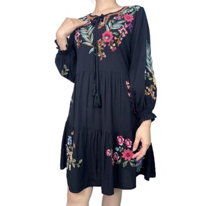 Robe décontractée ample noire en coton 100% avec col brodé floral et taille naturelle pour l'automne - Product Image 1