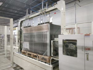 Ligne d'emballage automatisée avec machine de cerclage intégrée pour l'emballage final des panneaux photovoltaïques - Product Image 5