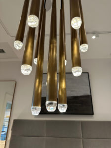 Lustre en laiton de style américain, série <span class=keywords><strong>Aquitaine</strong></span>, à tubes coniques, moderne et minimaliste, pour escalier, salle à manger, salon, bureau, bâtiment - Product Image 5