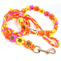 Ensemble collier et laisse pour chien tressé à la main avec fleurs, collier pour animal de compagnie en paracorde coloré avec boucle à dégagement rapide et anneau en D, laisse décorative pour chien