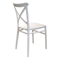 Chaise classique en plastique à dossier croisé empilable pour la location de luxe lors de réceptions et les banquets professionnels en hôtellerie