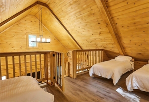 Cabaña de Madera Prefabricada con Ático y Porche Cubierto para Vivir en Vacaciones - Product Image 6