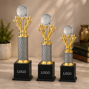 Trophée en métal moulé sous pression POOJA GIFT CORPORATION, modèle 767, accents dorés, colonne grise, pour récompenses sportives, gravure portable - Product Image 1