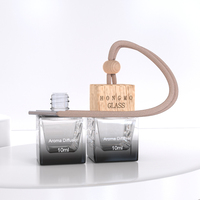 Vente en gros de diffuseurs d'air frais carrés transparents de 10 ml et 8 ml, petits flacons de parfum pour voiture avec bouchons en bois