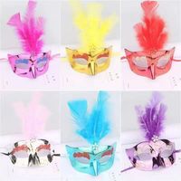 Masque vénitien demi-visage pour femme avec plumes et paillettes en PVC, idéal pour mariages, fêtes, Halloween et événements festifs