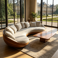 Italienisches Designer Gebogenes Stoffsofa Mid-Century Modern Walnussholz-Basis Anpassbare Leinen-Polsterung für Zuhause & Hotellobby
