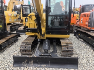Excavatrice sur chenilles hydraulique Caterpillar 305.5E2 d'occasion, mini pelle de 5,5 tonnes avec composants de soupape et de roulement Kawasaki - Product Image 2
