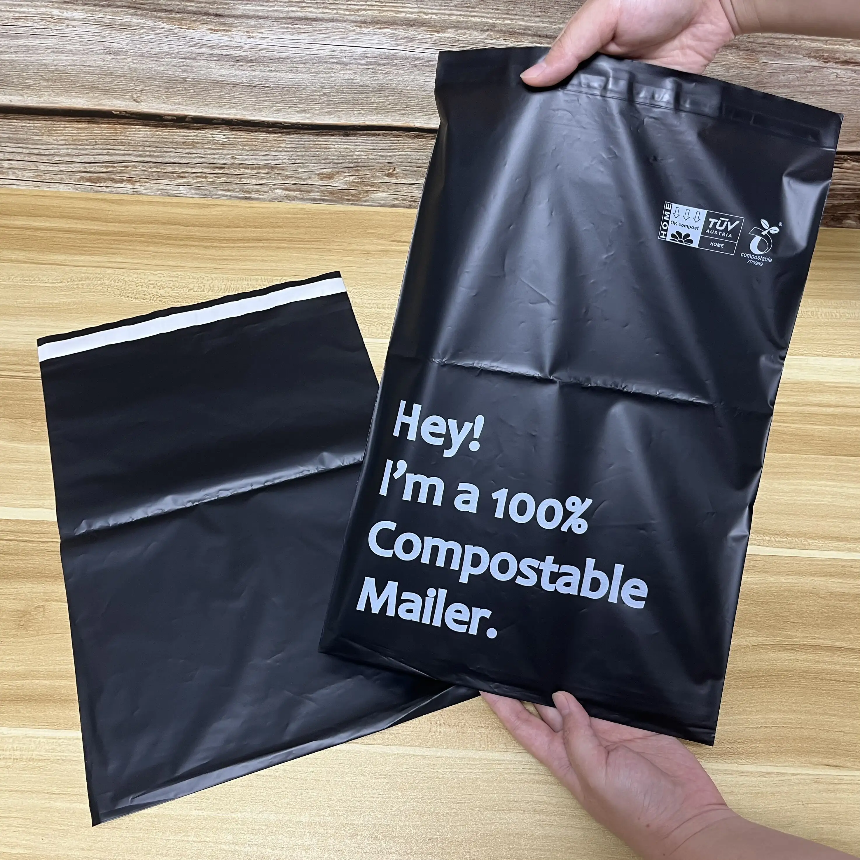 AT PACK Biologisch abbaubare Poly Mailer-Tasche Kompost ierbare schwarze benutzer definierte Umschläge Poly Mailer Courier Selbst klebende Tasche für Kleidung