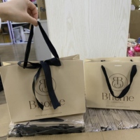 Sacs cadeaux en papier kraft écologiques personnalisés de luxe, sacs de shopping imprimés sur mesure haut de gamme pour bijoux et jouets