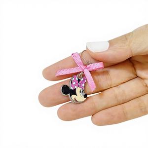 Échantillon de vente au détail H.E.R. Accessoires Boucles d'oreilles hypoallergéniques Minnie Mouse pour filles - 1 clou d'oreille et 1 boucle d'oreille pendante - Product Image 1