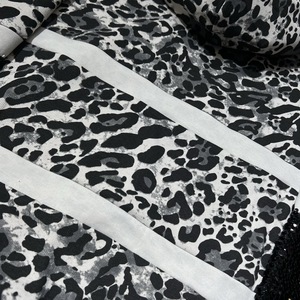 6911/<span class=keywords><strong>Felpa</strong></span> Oversize Nera a Coste, Resistente e Traspirante, <span class=keywords><strong>con</strong></span> Orsetto Paillettato e Dettagli a Strisce a Contrasto - Product Image 4