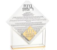 Table de Rosh Hashanah personnalisée en usine acrylique avec cet ensemble de cartes Simanim en diamant. Présentant des cartes en forme de diamant dans un support