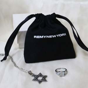 Sac en coton recyclable imprimé à l'écran avec logo personnalisé, style tendance, écologique, blanc, avec cordon de serrage, sac anti-poussière pour sac à main - Product Image 4