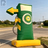 Modèle de pompe à essence gonflable géante avec flèche directionnelle, panneau publicitaire de station-service, tour pour station-service, bord de route, autoroute, place publique, magasin
