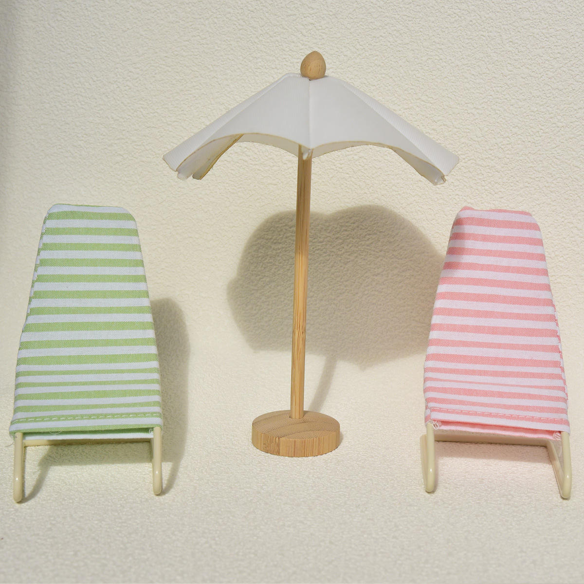 Rose + ensemble vert de chaise + parapluie de plage