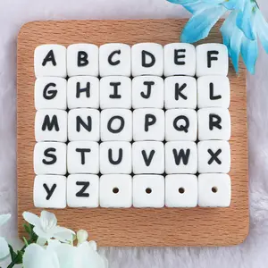 Jouets de dentition en silicone alphabet pour bébé Perle colorée Lettre de bricolage Autres perles en vrac 12mm 15mm Perle ronde en silicone personnalisée Vente en gros