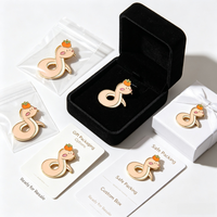 Épinglette en émail personnalisée en forme de serpent de dessin animé, plaquée or, en alliage de zinc, badge animal en métal surélevé sur mesure