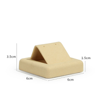 Présentoir à bijoux en microfibre Fadeli Packaging, modèle FDL000623-6, conçu sur mesure pour les vitrines de bijouteries en magasin.