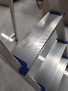 Marchepied de cuisine en aluminium au design moderne avec main courante, échelle pliante antidérapante pour une position debout sûre dans les appartements - Product Image 6