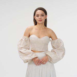 Ensemble deux pièces personnalisé par le fabricant OEM : Haut court brodé à motif floral et jupe assortie - Product Image 4