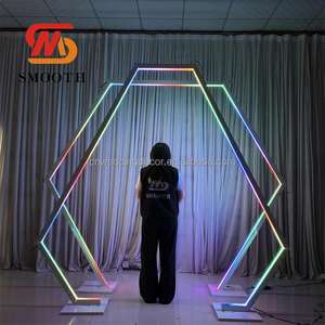 Arche d'entrée lumineuse géométrique effet tunnel pour mariage, en métal, avec éclairage LED néon - Product Image 2