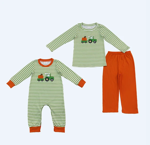 Ensemble de Thanksgiving pour bébés garçons, haut brodé avec citrouilles et rayures, pantalon de couleur unie - Product Image 1