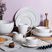 Luxe wit keramiek porseleinen servies met bloemvormig design, ecologisch, modern, op maat gemaakt, hoogwaardig design.