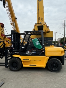 Heavy Duty Komatsu FD70 7 Ton <b>Used</b> Diesel Forklift with Three Stage Mast Strong Structure Long Service Life - Product Image 6