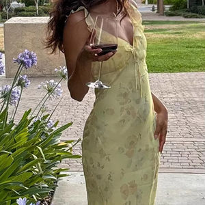 เดรสแม็กซี่พิมพ์ลายดอกไม้คอวีหรูหราสำหรับผู้หญิงชุดเดรสยาวเข้ารูปเอวสูงแขนกุดสีเหลืองมีระบายสำหรับปาร์ตี้วันหยุดฤดูร้อน - Product Image 1