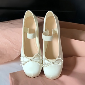 รองเท้าบัลเล่ต์สไตล์เรโทรสำหรับผู้หญิง ยี่ห้อ Miu รุ่นใหม่ หัวรองเท้าผ้าไหมซาติน แบบแมรี่เจน ประดับโบว์ พื้นรองเท้า PU แบบสวม เพิ่มความสูง สำหรับฤดูใบไม้ร่วง - Product Image 2