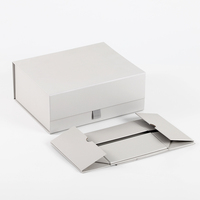 Boîte cadeau personnalisable en carton ondulé auto-érecteur, blanc mat, avec fermeture magnétique, ruban satiné, écologique et pliable