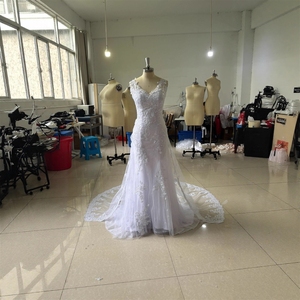 La nouvelle robe de marié<span class=keywords><strong>e</strong></span> simple à col en V et dentelle, avec une coupe évasé<span class=keywords><strong>e</strong></span> amincissante et une traîne, est la pièce maîtresse des mariées, un rêve de conte de fées. - Product Image 4