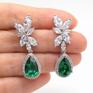 Pendientes colgantes de flores chapados en plata con circonita verde y cristal en forma de lágrima para mujer, estilo romántico de boda - Product Image 1