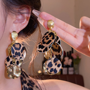 Pendientes Largos con Lentejuelas y Estampado de Leopardo, Estilo Europeo Americano, Chapados en Oro, para Mujer, Modelo A2657 Dorado - Product Image 3