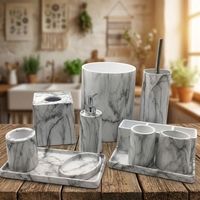 Ensemble d'accessoires de salle de bain en résine marbrée blanche, 4 pièces : distributeur de savon, plateau de vanité, gobelet, porte-brosse à dents, vente en gros pour hôtels