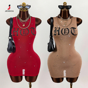 Y1515-2026 Nuovi Arrivi Moda Estiva Abito Mini Aderente Senza Maniche con Stampa di Lettere e Borchie per Donne - Product Image 1