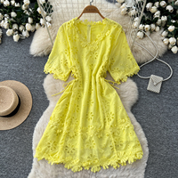 Robe courte d'été en dentelle brodée florale, col en V, manches mi-longues, laçage latéral, coupe trapèze pour femme