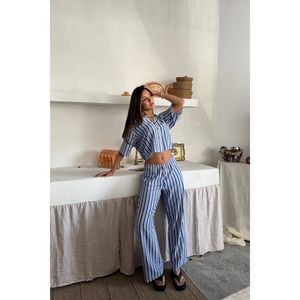 Ensemble décontracté 2 pièces : Crop top rayé bleu en modal et pantalon ample à col asymétrique, longueur au-dessus du genou - Product Image 4