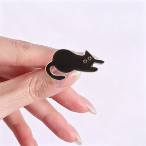 Set de Broches Minimalistas de Gato Negro Esmaltado, Cuatro Posturas, con Detalles Dorados, para Decoración de Mochilas - Product Image 2