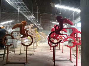Escultura de Ciclista de Fibra de Vidrio Personalizada, Modelo de Dibujos Animados, Estatua Deportiva de Bicicleta Roja con Recubrimiento UV para Decoración de Parques y Estadios - Product Image 4