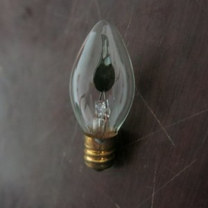 Белая силиконовая декоративная лампочка-канделябр с длинным наконечником C7 1/2, 1 Вт, с эффектом мерцающего пламени - Product Image 3