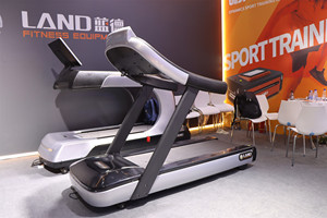 Tapis roulant commercial robuste avec moteur AC <span class=keywords><strong>de</strong></span> 6,0 CV, écran tactile LCD, <span class=keywords><strong>YouTube</strong></span>, fitness intelligent, salle <span class=keywords><strong>de</strong></span> sport LDT-1800A - Product Image 2