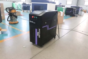 Machine <span class=keywords><strong>de</strong></span> <span class=keywords><strong>nettoyage</strong></span> laser pulsé JPT 300W pour l'élimination <span class=keywords><strong>de</strong></span> la rouille, <span class=keywords><strong>de</strong></span> l'huile, <span class=keywords><strong>de</strong></span> la peinture, du métal, du bois, avec refroidissement par air, pour le <span class=keywords><strong>nettoyage</strong></span> des couches d'oxyde d'<span class=keywords><strong>aluminium</strong></span> - Product Image 2