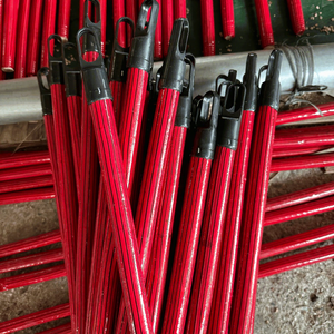 Manche de balai en bois recouvert de PVC à rayures rouges, outil de nettoyage vietnamien pour sols en bois et tête de balai - Product Image 1